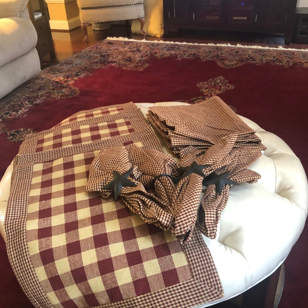 3 place mats, 4 napkins, 4 star rings, 4 extra napkins